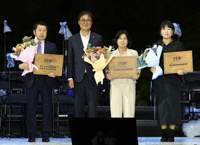 최휘영(왼쪽 2번째) 장관이 로컬100 우수사례 수상자와 기념촬영을 하고 있다. /사진=문체부