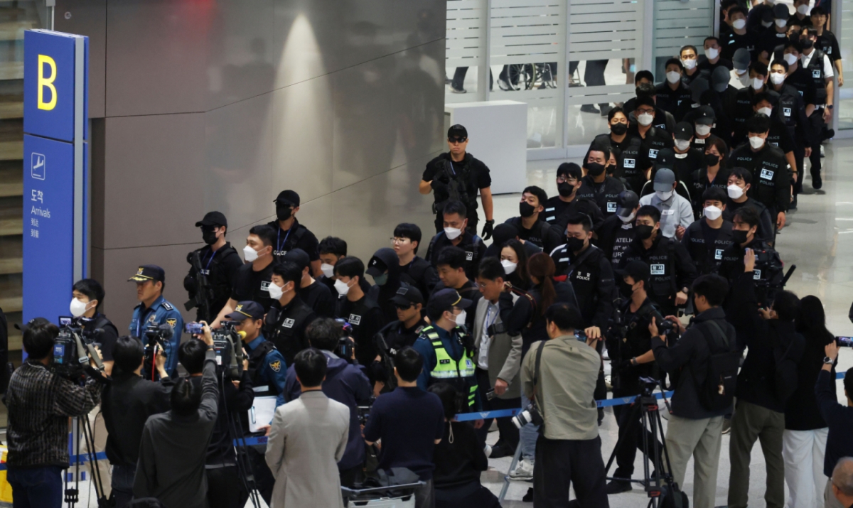 캄보디아 당국의 범죄단지 단속으로 적발돼 구금됐던 한국인들이 18일 오전 인천국제공항 2터미널을 통해 송환되고 있다/사진=뉴시스