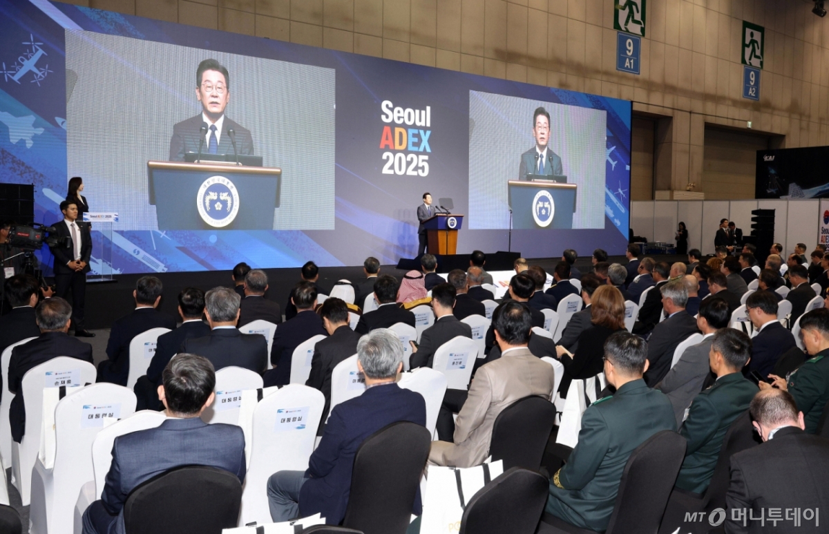 [고양=뉴시스] 고범준 기자 = 이재명 대통령이 20일 경기 고양시 일산서구 킨텍스에서 열린 서울 ADEX 2025(서울 국제 항공우주 및 방위산업 전시회 2025) 개막식에서 축사하고 있다. 2025.10.20. bjko@newsis.com /사진=고범준
