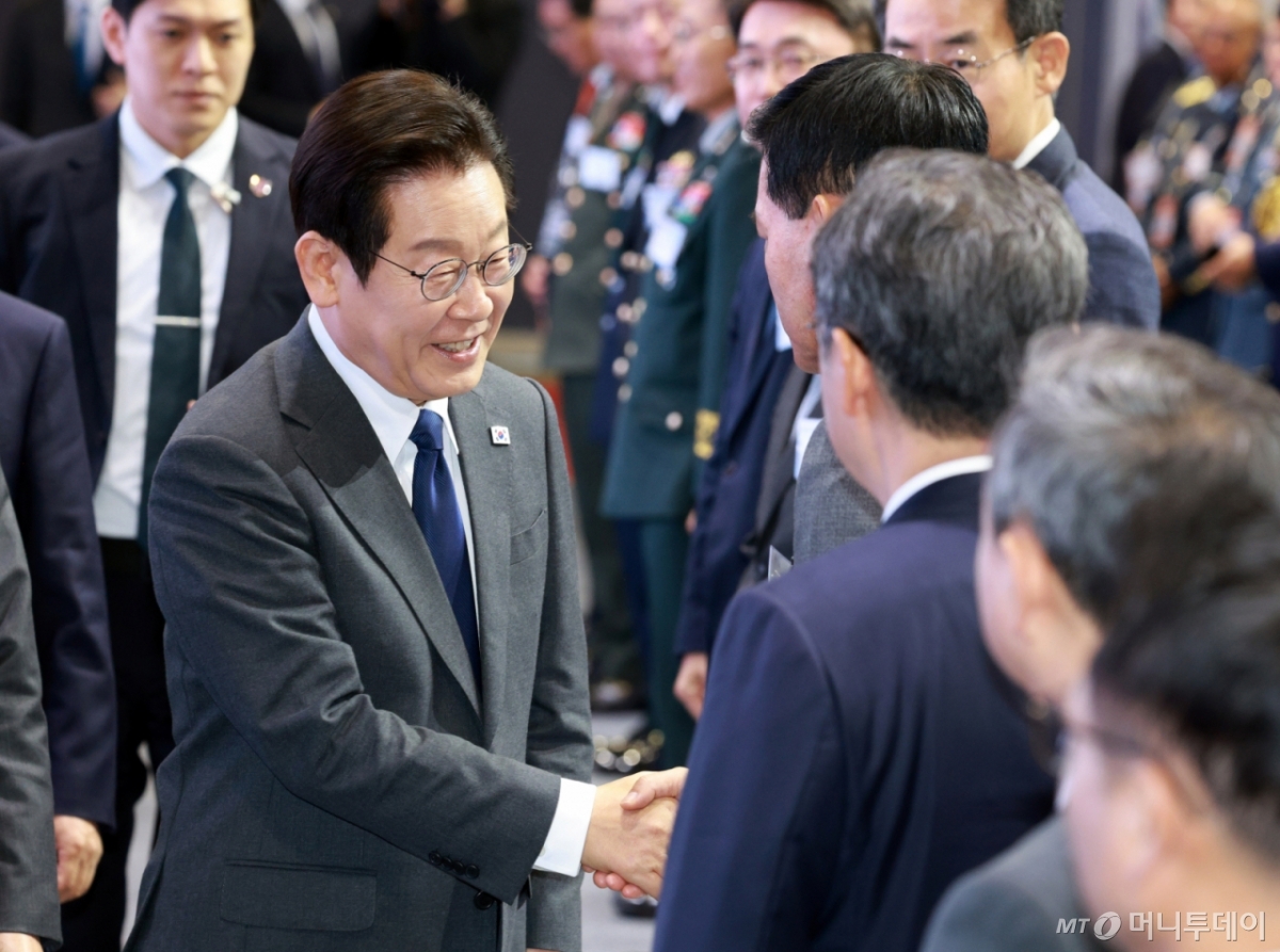 [고양=뉴시스] 고범준 기자 = 이재명 대통령이 20일 경기 고양시 일산서구 킨텍스에서 열린 서울 ADEX 2025(서울 국제 항공우주 및 방위산업 전시회 2025) 개막식에 입장하며 참석자들과 인사하고 있다. 2025.10.20. bjko@newsis.com /사진=고범준