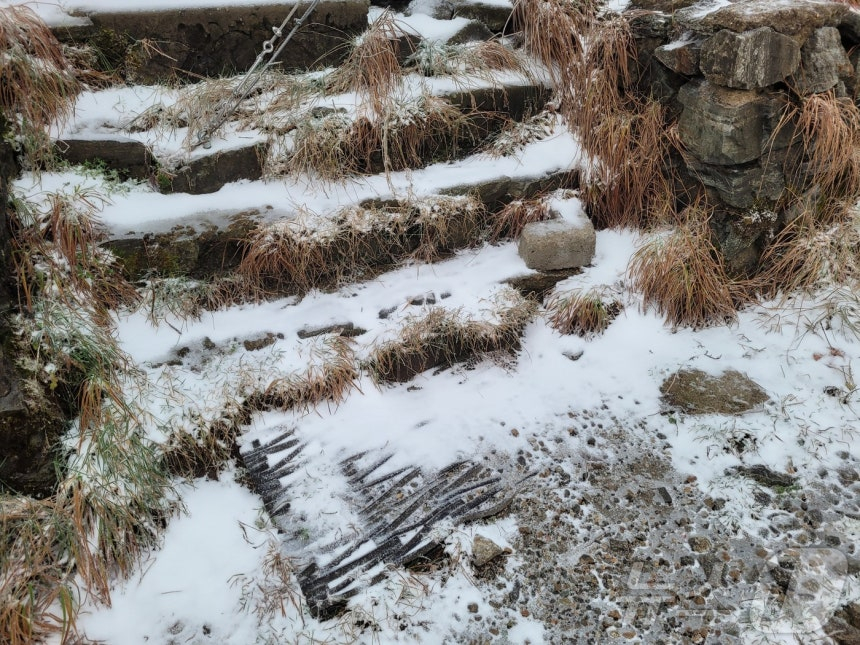 20일 오전 설악산 고지대에 올해 첫눈이 관측됐다. /사진=뉴스1(설악산 국립공원사무소 제공)
