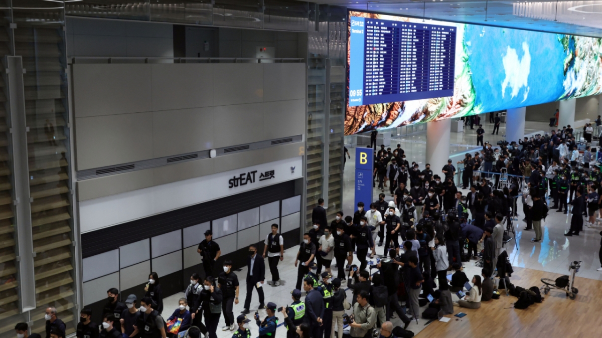 캄보디아 당국의 범죄단지 단속으로 적발돼 구금됐던 한국인들이 18일 오전 인천국제공항 2터미널을 통해 송환되고 있다./사진=뉴시스
