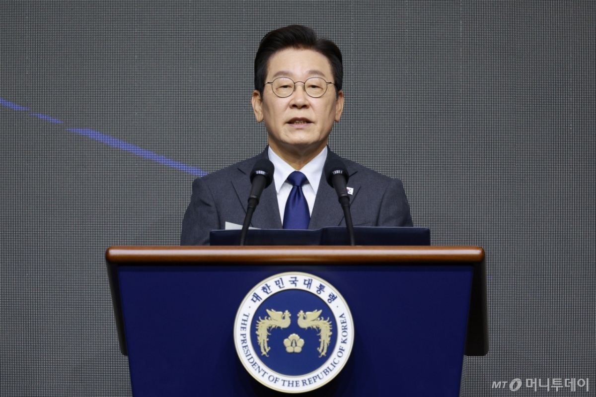 [고양=뉴시스] 고범준 기자 = 이재명 대통령이 20일 경기 고양시 일산서구 킨텍스에서 열린 서울 ADEX 2025(서울 국제 항공우주 및 방위산업 전시회 2025) 개막식에서 축사하고 있다. 2025.10.20. bjko@newsis.com /사진=고범준