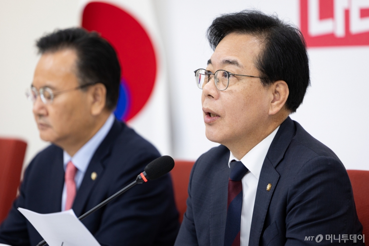 (서울=뉴스1) 유승관 기자 = 송언석 국민의힘 원내대표가 20일 서울 여의도 국회에서 국정감사 중간평가 기자간담회를 열고 모두 발언을 하고 있다. 2025.10.20/뉴스1  Copyright © 뉴스1. All rights reserved. 무단 전재 및 재배포,  AI학습 이용 금지. /사진=(서울=뉴스1) 유승관 기자