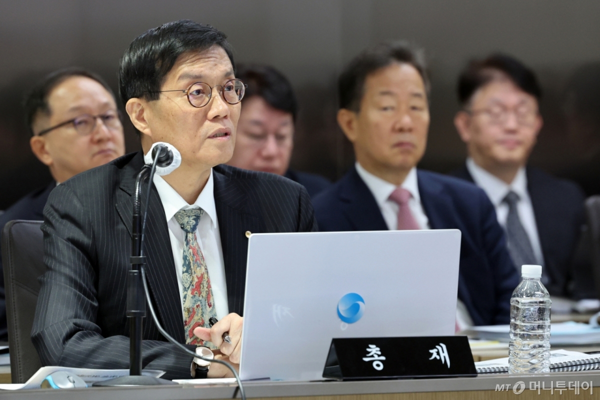  이창용 한국은행 총재가 20일 오전 서울 중구 한국은행에서 열린 국회 기획재정위원회의 한국은행에 대한 국정감사에서 의원질의에 답하고 있다. /사진-뉴시스
