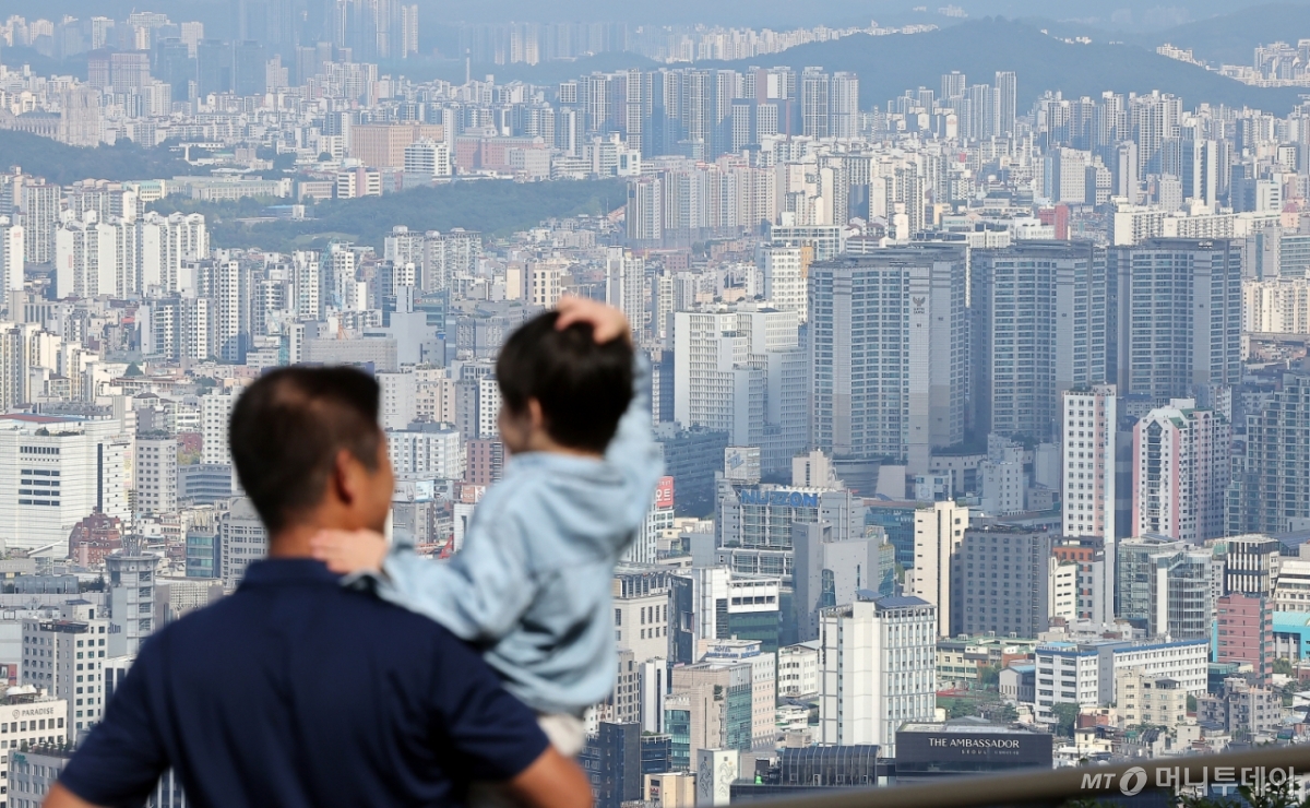 (서울=뉴스1) 김진환 기자 = 이재명 정부가 서울 전역과 경기 12곳을 규제 지역으로 지정한 10·15 부동산?대책을 발표한 가운데 갭투자 수요를 차단하고자 해당 지역들은 오는 20일부터 내년 12월 31일까지 토지거래허가구역으로 지정돼 2년 실거주 의무 및 담보인정비율(LTV) 40% 규제가 적용된다.   사진은 19일 서울 중구 남산에서 바라본 아파트 단지. 2025.10.19/뉴스1  Copyright © 뉴스1. All rights reserved. 무단 전재 및 재배포,  AI학습 이용 금지. /사진=(서울=뉴스1) 김진환 기자