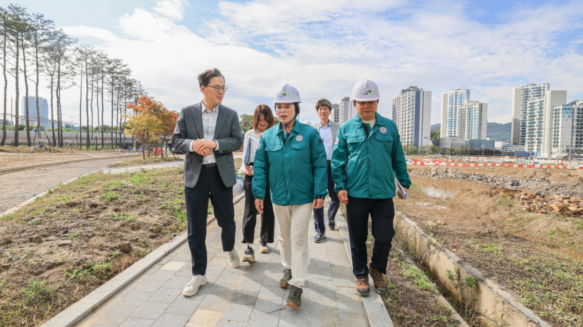 신계용 시장이 지난 17일 LH관계자들과 근린공원5와 제비울천 구간을 점검했다./사진제공=과천시