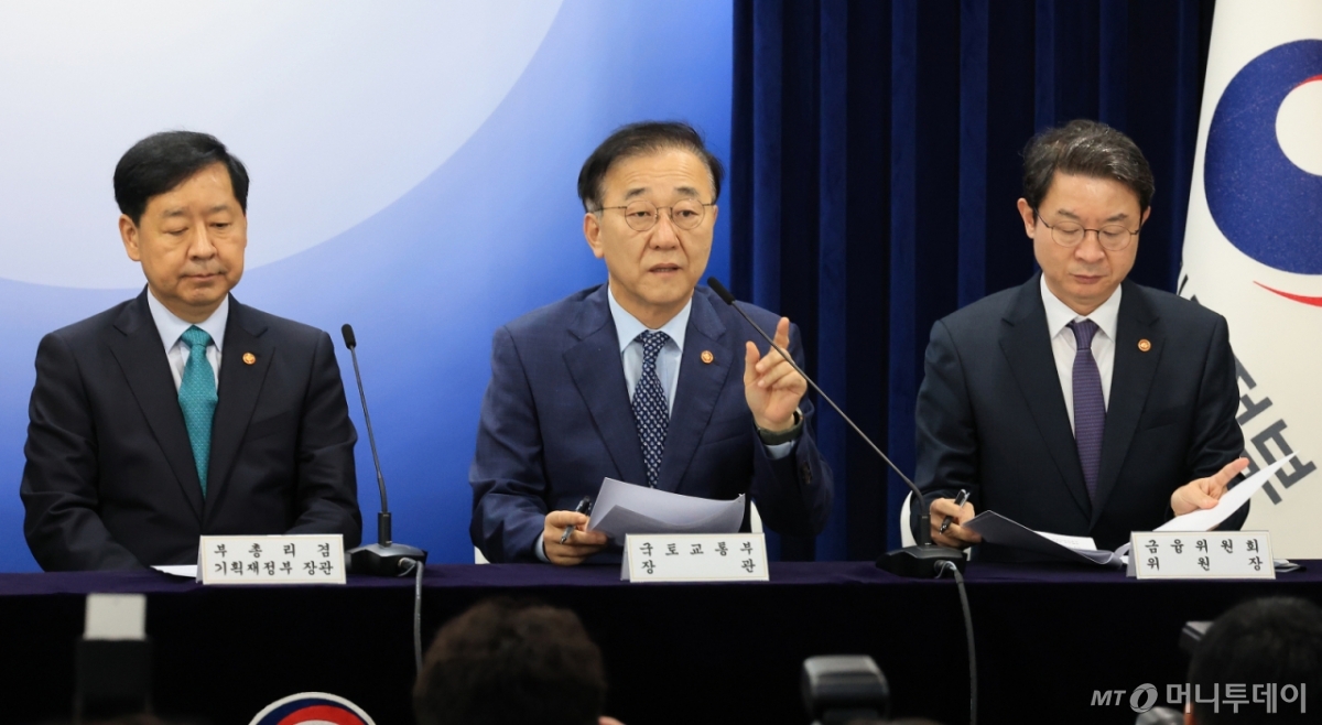 (서울=뉴스1) 임세영 기자 = 김윤덕 국토교통부 장관이 15일 서울 종로구 정부서울청사에서 주택시장 안정화 대책을 발표하고 있다. 2025.10.15/뉴스1 Copyright © 뉴스1. All rights reserved. 무단 전재 및 재배포, AI학습 이용 금지. /사진=(서울=뉴스1) 임세영 기자