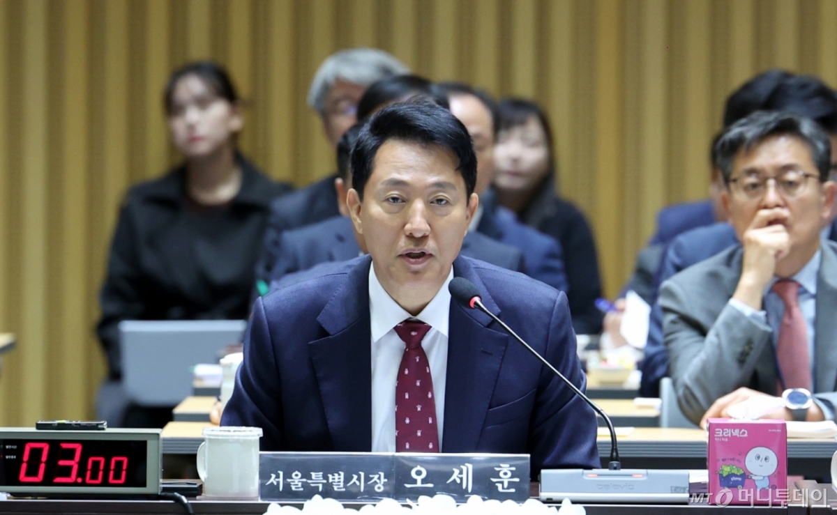 [서울=뉴시스] 김진아 기자 = 오세훈 서울시장이 20일 서울 중구 서울시청에서 열린 국회 국토교통위원회의 서울시청에 대한 국정감사에서 의원의 질의에 답하고 있다. 2025.10.20. bluesoda@newsis.com /사진=김진아