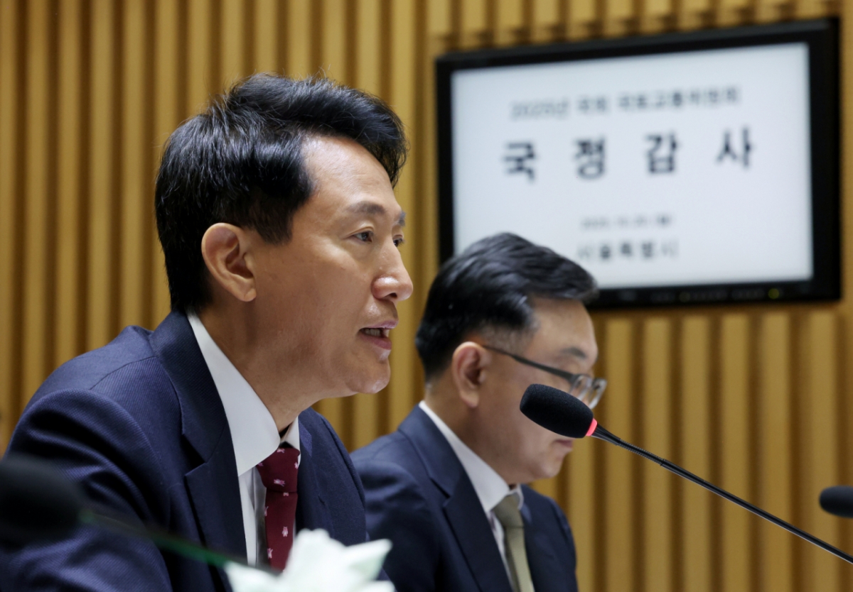 오세훈 서울시장이 20일 서울 중구 서울시청에서 열린 국회 국토교통위원회의 서울시청에 대한 국정감사에서 의원의 질의에 답하고 있다./사진=뉴시스