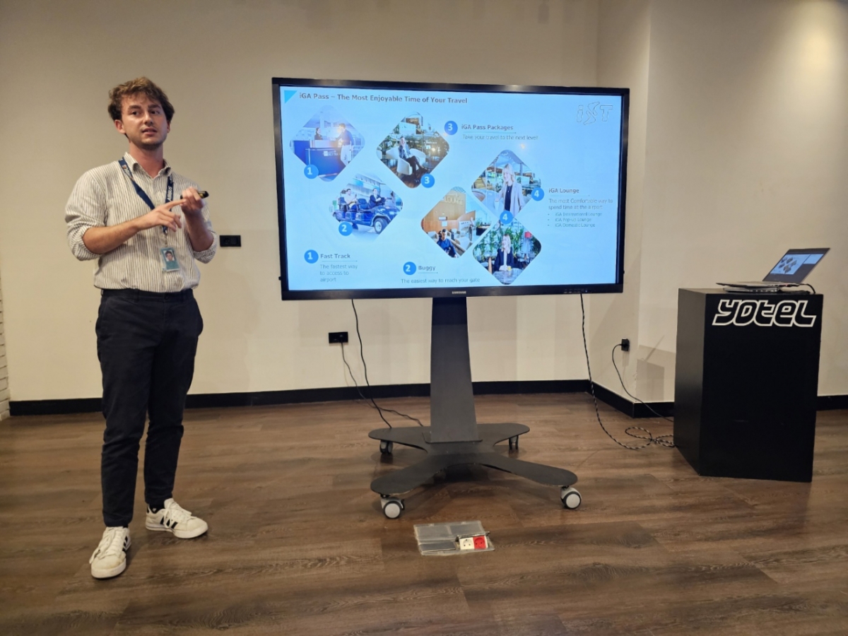 17일(현지 시간) 에이딘 베르킨 셴튀크 iGA 마케팅 스페셜리스트가 iGA 패스를 설명하고 있다/사진=이정혁 기자