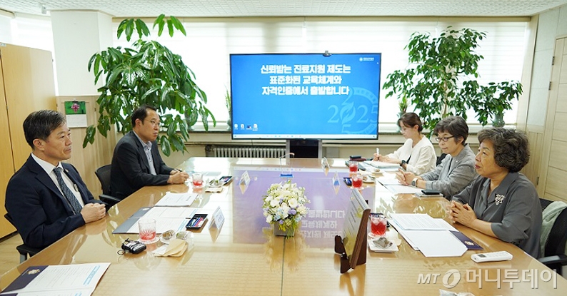 [서울=뉴시스] 이형훈 보건복지부 2차관이 8일 오후 서울 중구 대한간호협회를 방문해 신경림 간호협회 회장과 면담하고 있다. (사진=대한간호협회 제공) 2025.07.08. photo@newsis.com *재판매 및 DB 금지 /사진=류현주