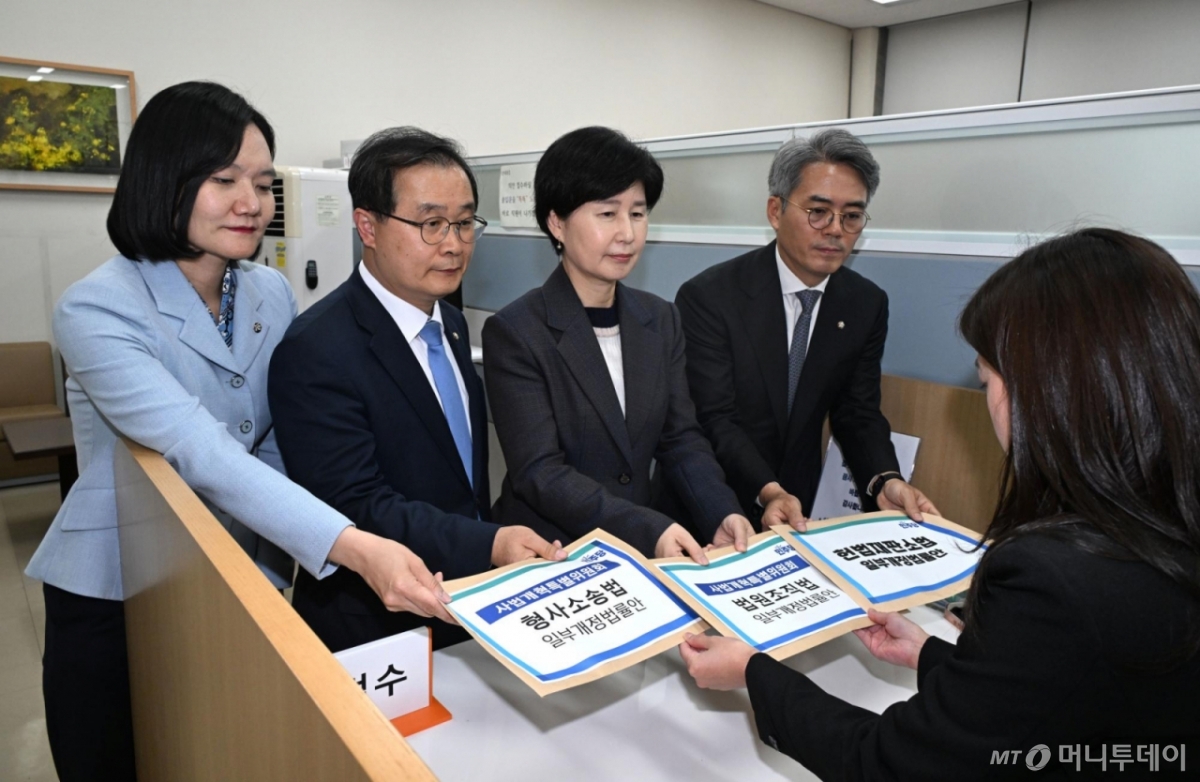 [서울=뉴시스] 고승민 기자 = 백혜련 더불어민주당 사법개혁특별위원장과 위원들이 20일 서울 여의도 국회 의안과에 사법개혁 관련 법안을 제출하고 있다. (공동취재) 2025.10.20. photo@newsis.com /사진=