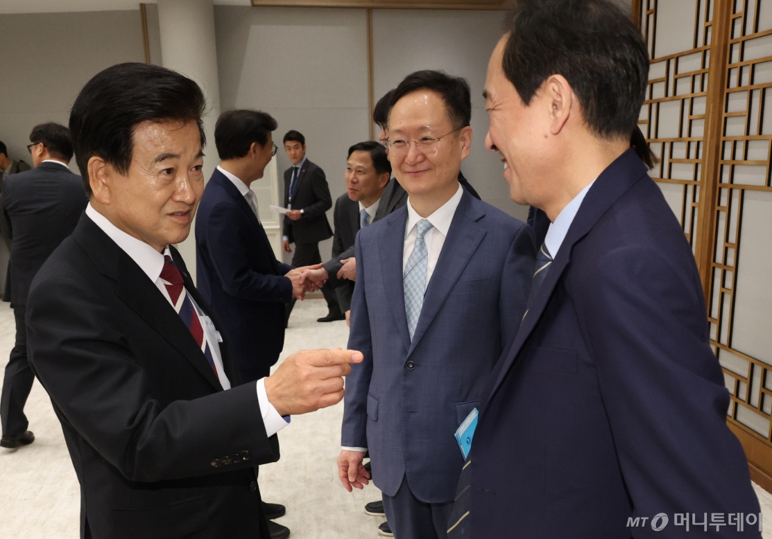 정동영 통일부 장관(왼쪽)과 우상호 대통령실 정무수석(오른쪽)이 지난 7월28일 서울 용산 대통령실 청사에서 열린 신임 국무위원 및 국세청장 임명장 수여식에서 대화하고 있다. / 사진=뉴시스