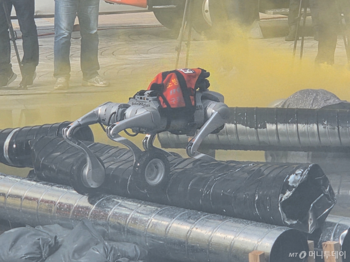 현장에 출동한 이동식 로봇개가 장애물을 넘어가는 모습./사진=김서현 기자.