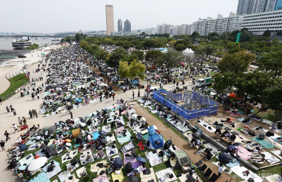 (서울=뉴스1) 김민지 기자 = 서울세계불꽃축제 2025가 열리는 27일 서울 여의도 한강공원에서 시민들이 돗자리를 펴두고 자리를 선점하고 있다. 2025.9.27/뉴스1 Copyright © 뉴스1. All rights reserved. 무단 전재 및 재배포, AI학습 이용 금지. /사진=(서울=뉴스1) 김민지 기자