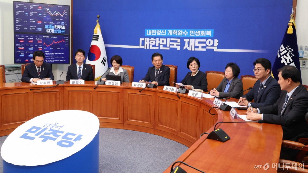 최민희 더불어민주당 언론개혁특위 위원장이 20일 오후 서울 여의도 국회에서 열린 언론개혁특위 허위조작정보 근절안 발표 기자간담회에서 발언을 하고 있다./사진=뉴시스