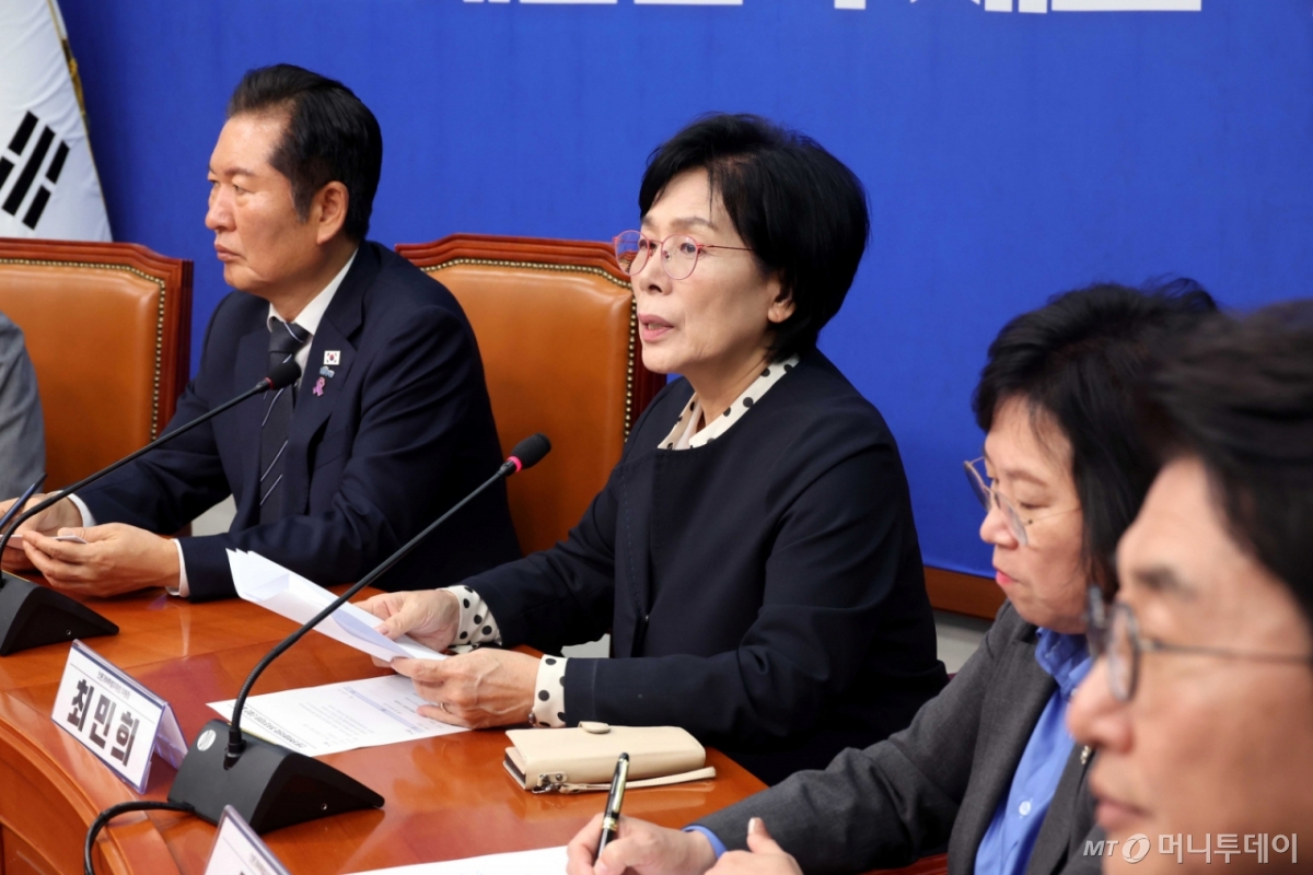 최민희 더불어민주당 언론개혁특위 위원장이 20일 오후 서울 여의도 국회에서 열린 언론개혁특위 허위조작정보 근절안 발표 기자간담회에서 발언을 하고 있다. /사진=뉴시스