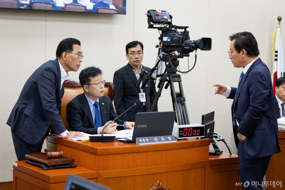 (서울=뉴스1) 유승관 기자 = 안호영 국회 기후에너지환경노동위원장과 더불어민주당 김주영(왼쪽), 국민의힘 김형동 간사가 20일 서울 여의도 국회에서 열린 기후에너지환경노동위원회의 중앙환경분쟁조정피해구제위원회 등에 대한 국정감사에서 대화하고 있다. 2025.10.20/뉴스1 Copyright © 뉴스1. All rights reserved. 무단 전재 및 재배포, AI학습 이용 금지. /사진=(서울=뉴스1) 유승관 기자