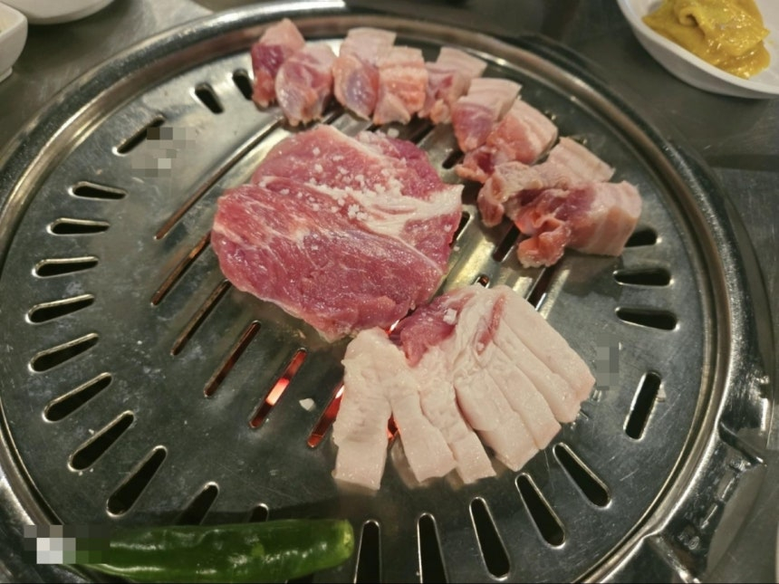 제주 한 고깃집에서 내놓은 오겹살과 목살. 사진 아랫부분 비계부분이 논란이 된 목살. /사진=온라인 커뮤니티 화면캡처.