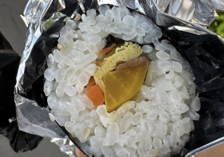 제주도가 탐라문화제에서 불거진 '부실 김밥' 논란에 사과했다./사진=온라인 커뮤니티 화면캡처.