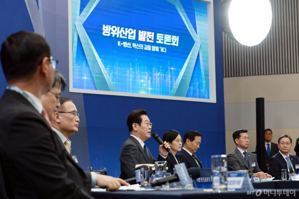 [고양=뉴시스] 고범준 기자 = 이재명 대통령이 20일 경기 고양시 일산서구 킨텍스에서 열린 방위산업 발전 토론회에서 발언하고 있다. 2025.10.20. bjko@newsis.com /사진=고범준