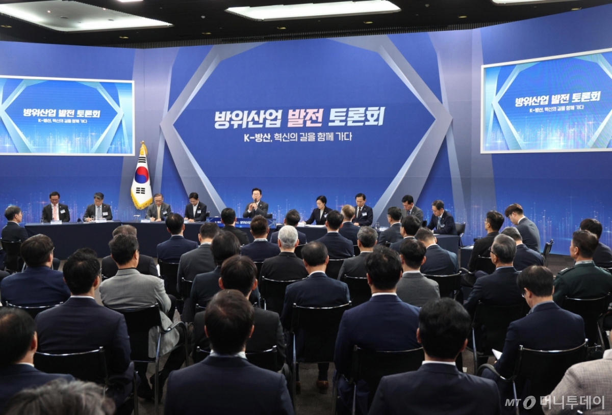 [고양=뉴시스] 고범준 기자 = 이재명 대통령이 20일 경기 고양시 일산서구 킨텍스에서 열린 방위산업 발전 토론회에서 발언하고 있다. 2025.10.20. bjko@newsis.com /사진=고범준