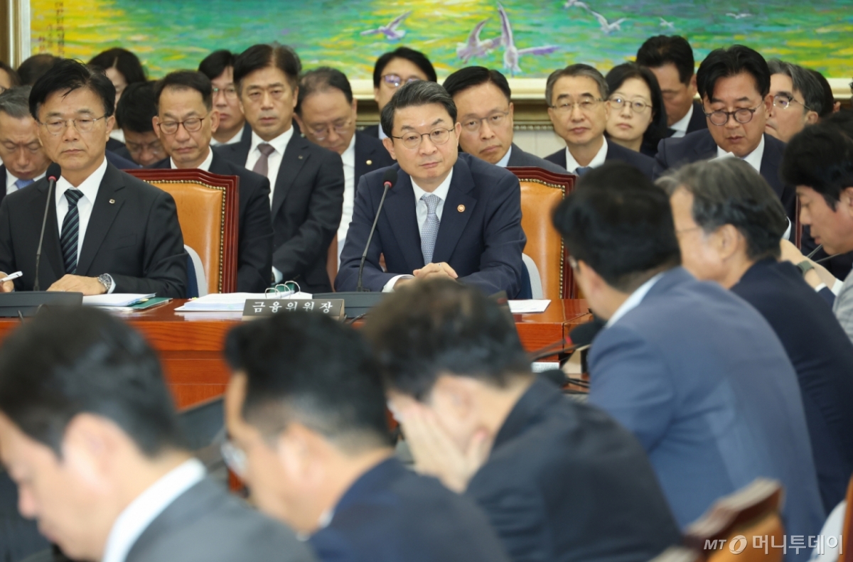 [서울=뉴시스] 고승민 기자 = 이억원 금융위원장이 20일 서울 여의도 국회에서 열린 정무위원회의 금융위원회 등 국정감사에서 박찬대 더불어민주당 의원 질의를 듣고 있다. 2025.10.20. kkssmm99@newsis.com /사진=고승민
