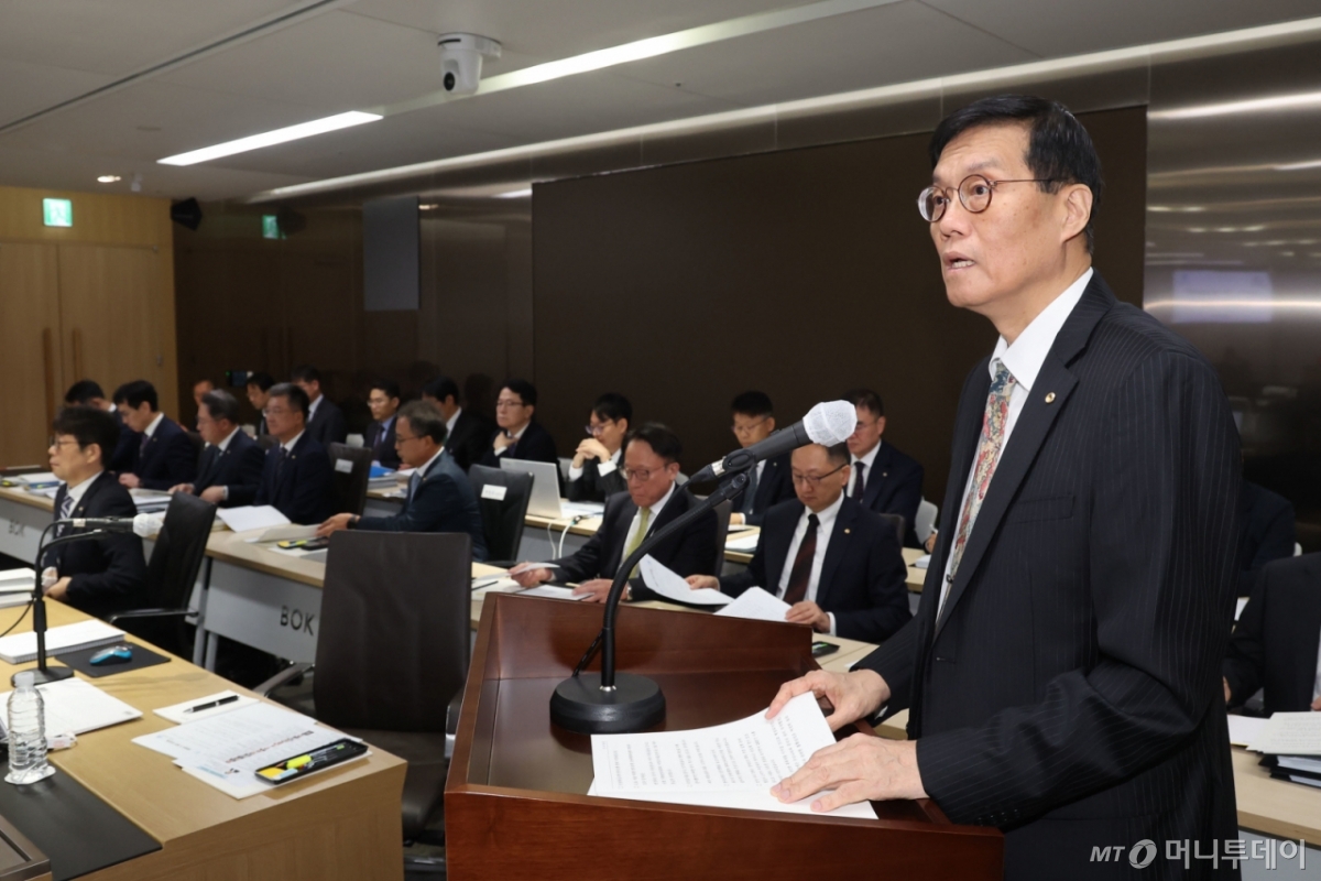  이창용 한국은행 총재가 20일 오전 서울 중구 한국은행에서 열린 국회 기획재정위원회의 한국은행에 대한 국정감사에서 업무보고를 하고 있다./사진=뉴스1