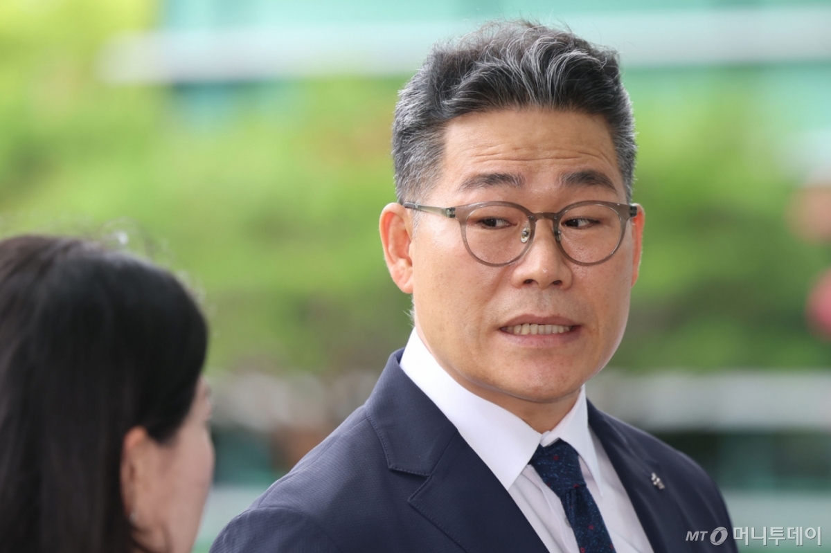 [서울=뉴시스] 권창회 기자 =백해룡 전 영등포경찰서 형사과장(경정)이  임은정 동부지검장과 비공개 면담을 위해 17일 서울 송파구 서울동부지방검찰청으로 들어가며 취재진 질의에 답하고 있다. 2025.07.17. kch0523@newsis.com /사진=권창회