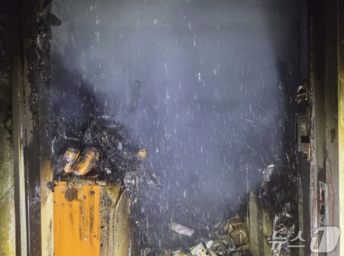 20일 오전 경기 오산시 상가주택에서 화재가 발생해 1명이 숨지고 8명이 다쳤다. 화재 현장의 모습./사진=뉴스1(경기도소방재난본부 제공)