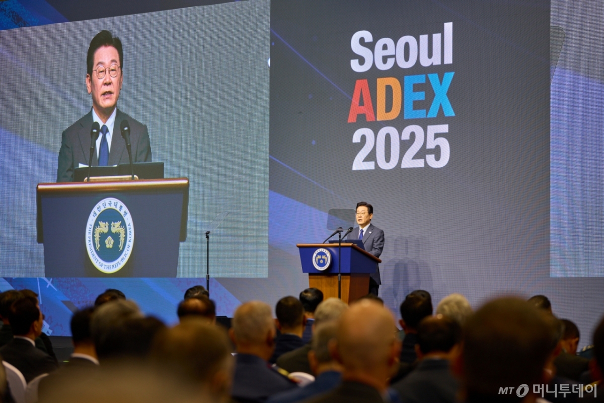 (서울=뉴스1) 이재명 기자 = 이재명 대통령이 20일 경기 고양시 일산서구 킨텍스에서 열린 서울 ADEX 2025(서울 국제 항공우주 및 방위산업 전시회 2025) 개막식에서 축사하고 있다. (대통령실 제공. 재판매 및 DB 금지) 2025.10.20/뉴스1  Copyright © 뉴스1. All rights reserved. 무단 전재 및 재배포,  AI학습 이용 금지. /사진=(서울=뉴스1) 이재명 기자