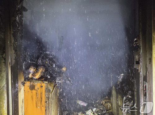 20일 오전 경기 오산시 상가주택에서 화재가 발생해 1명이 숨지고 8명이 다쳤다. 화재 현장의 모습./사진=뉴스1(경기도소방재난본부 제공)