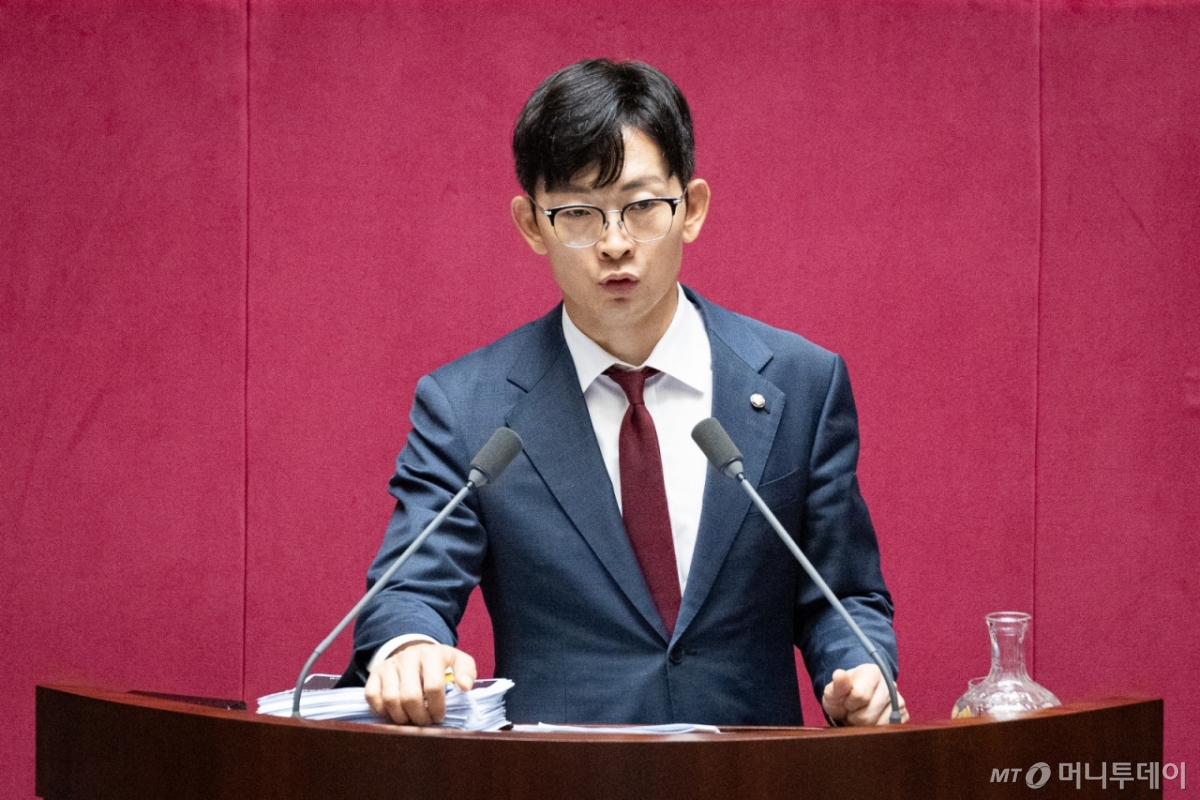 (서울=뉴스1) 유승관 기자 = 박충권 국민의힘 의원이 28일 서울 여의도 국회에서 열린 제429회 국회(정기회) 제9차 본회의에서 국회법 일부개정법률안(수정안)에 대한 무제한토론(필리버스터)을 하고 있다. 2025.9.28/뉴스1  Copyright © 뉴스1. All rights reserved. 무단 전재 및 재배포,  AI학습 이용 금지. /사진=(서울=뉴스1) 유승관 기자