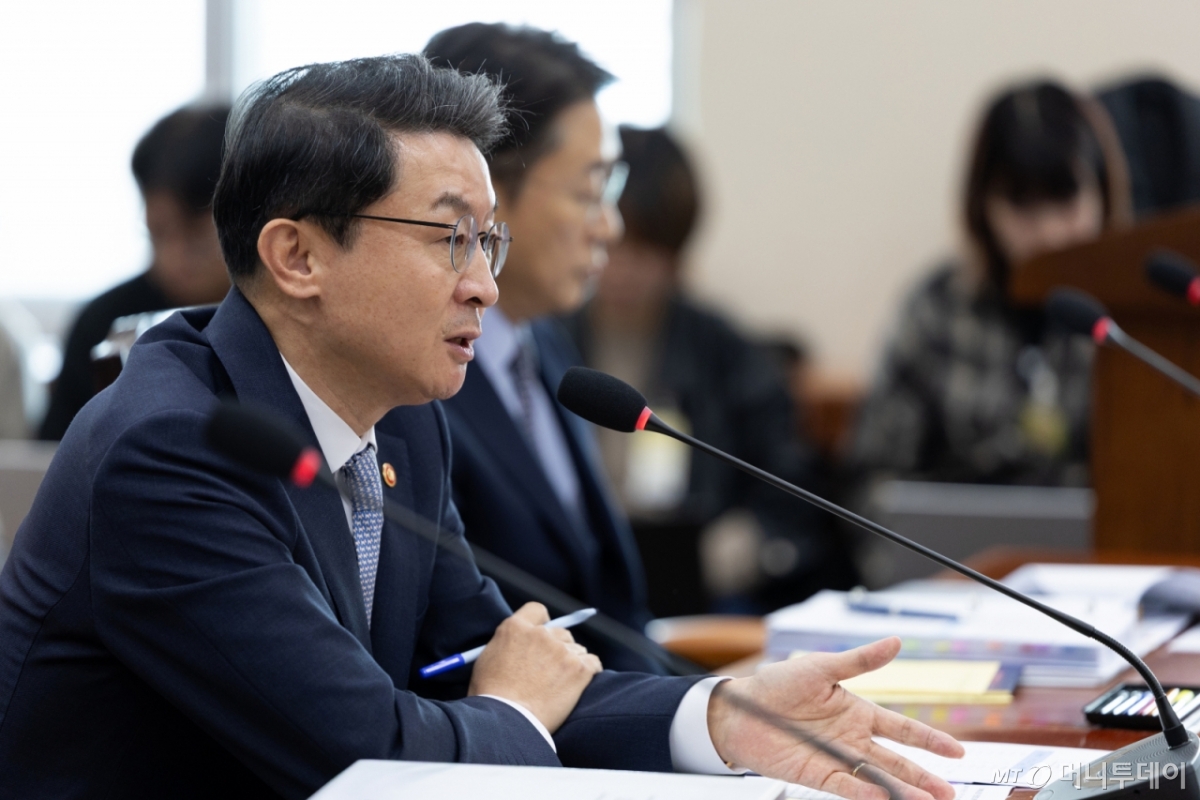 (서울=뉴스1) 이승배 기자 = 이억원 금융위원장이 20일 서울 여의도 국회에서 열린 정무위원회 금융위원회 등에 대한 국정감사에 출석해 의원질의에 답변하고 있다. 2025.10.20/뉴스1 Copyright © 뉴스1. All rights reserved. 무단 전재 및 재배포, AI학습 이용 금지. /사진=(서울=뉴스1) 이승배 기자