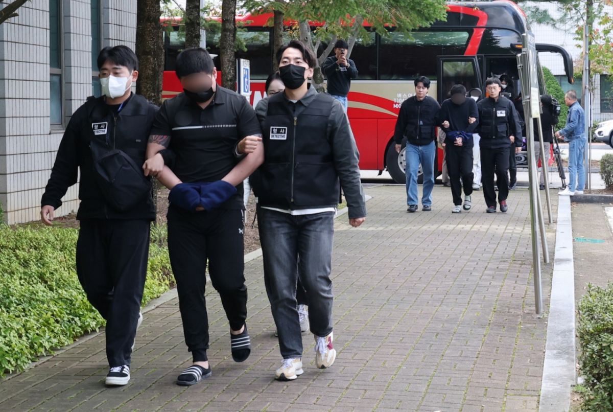 캄보디아에서 송환된 피의자가 20일 충남 홍성 대전지법 홍성지원에서 구속 전 피의자심문(영장실질심사)을 받기 위해 법정으로 이송되고 있다. /홍성(충남)=뉴스1