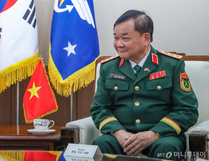 호앙 쑤안 찌엔(Hoang Xuan Chien) 베트남 국방부 차관이 최근 우리 여성 공무원을 성추행했던 것으로 뒤늦게 알려졌다. 사진은 호앙 차관이 지난 9월11일 서울 용산구 국방부 청사에서 이두희 국방부 차관과 제12차 한·베트남 국방전략대화를 하는 모습. / 사진=국방부