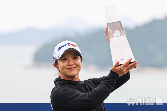 해남 파인비치 골프링크스에서 열린 BMW 레이디스 챔피언십 2025 파이널 라운드에서 최종 우승한 김세영이 우승트로피를 들고 있다. /사진=뉴시스