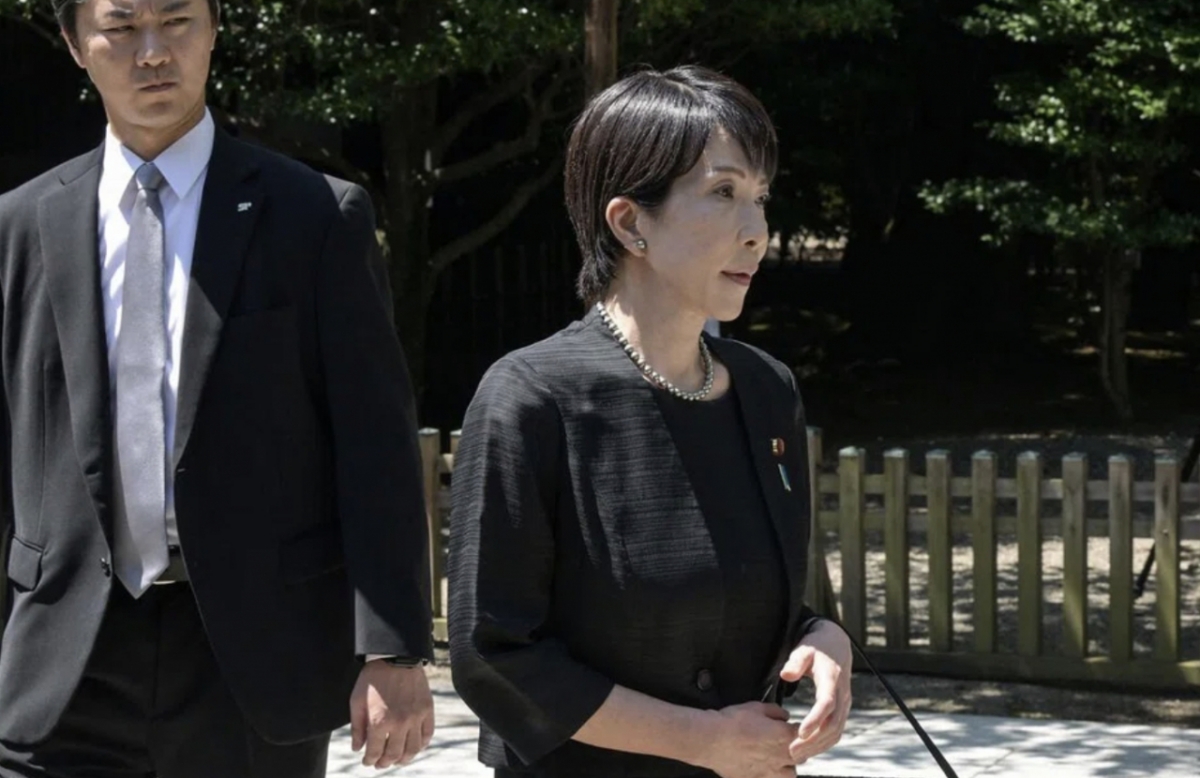 다카이치 사나에가 지난 8월15일 일본 도쿄의 야스쿠니 신사를 참배하고 나오는 모습/AFPBBNews=뉴스1