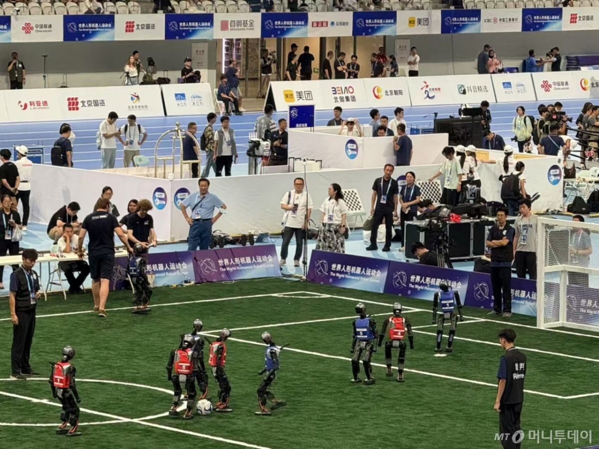 (베이징=뉴스1) 정은지 특파원 = 15일 중국 베이징에서 열린 세계 휴머노이드 로봇 운동회가 열렸다. Copyright © 뉴스1. All rights reserved. 무단 전재 및 재배포, AI학습 이용 금지. /사진=(베이징=뉴스1) 정은지 특파원