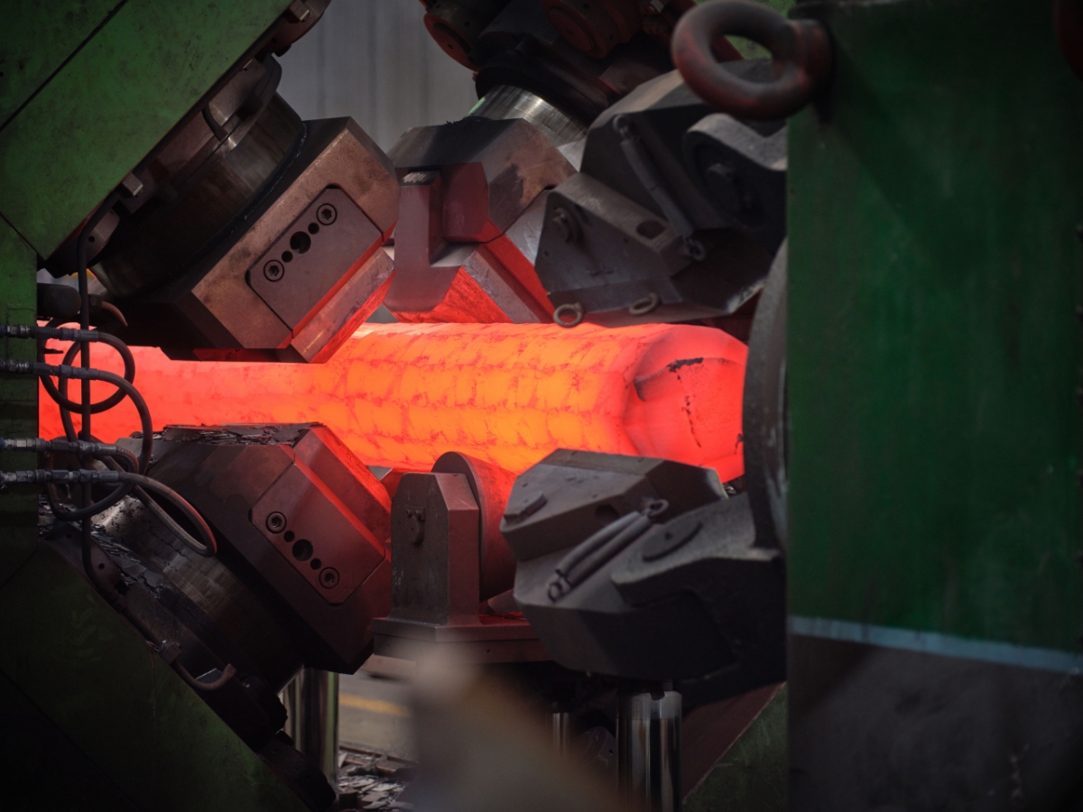 방사형(RFM) 단조 2800톤 프레스에서 특수합금 소재의 사방 단조 작업을 통해 제품 성형 작업이 진행 중이다/사진제공=세아창원특수강