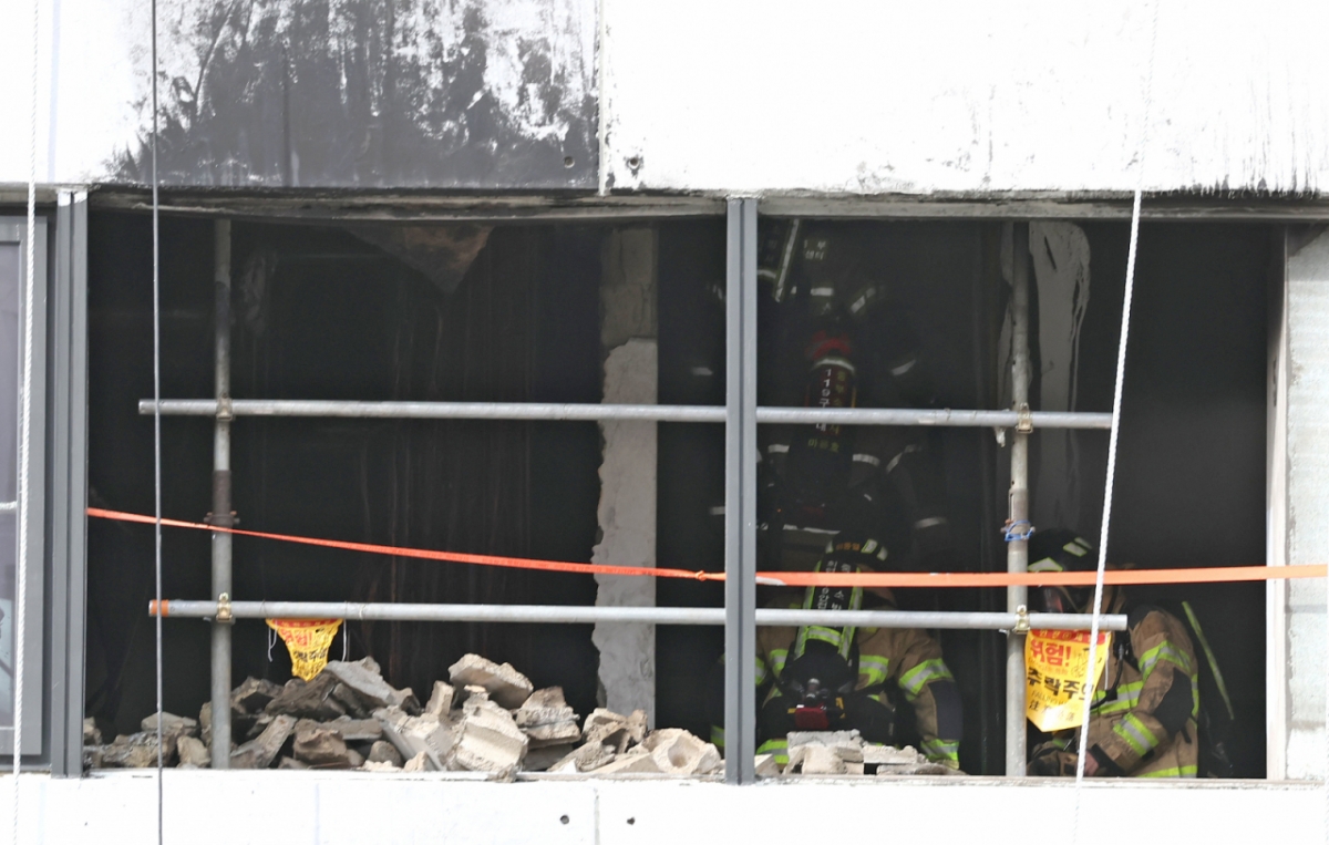 21일 오전 서울 중구 서울센터빌딩에서 화재가 발생해 소방당국이 진화 작업을 펼치는 중이다. 해당 화재는 오전 11시19분쯤 완진했다./사진=뉴스1.