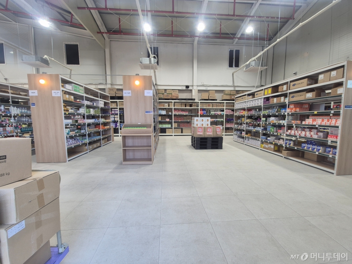 지난 17일 오전에 찾은 경기도의 한 창고형 약국 내부 모습. /사진=박진호 기자