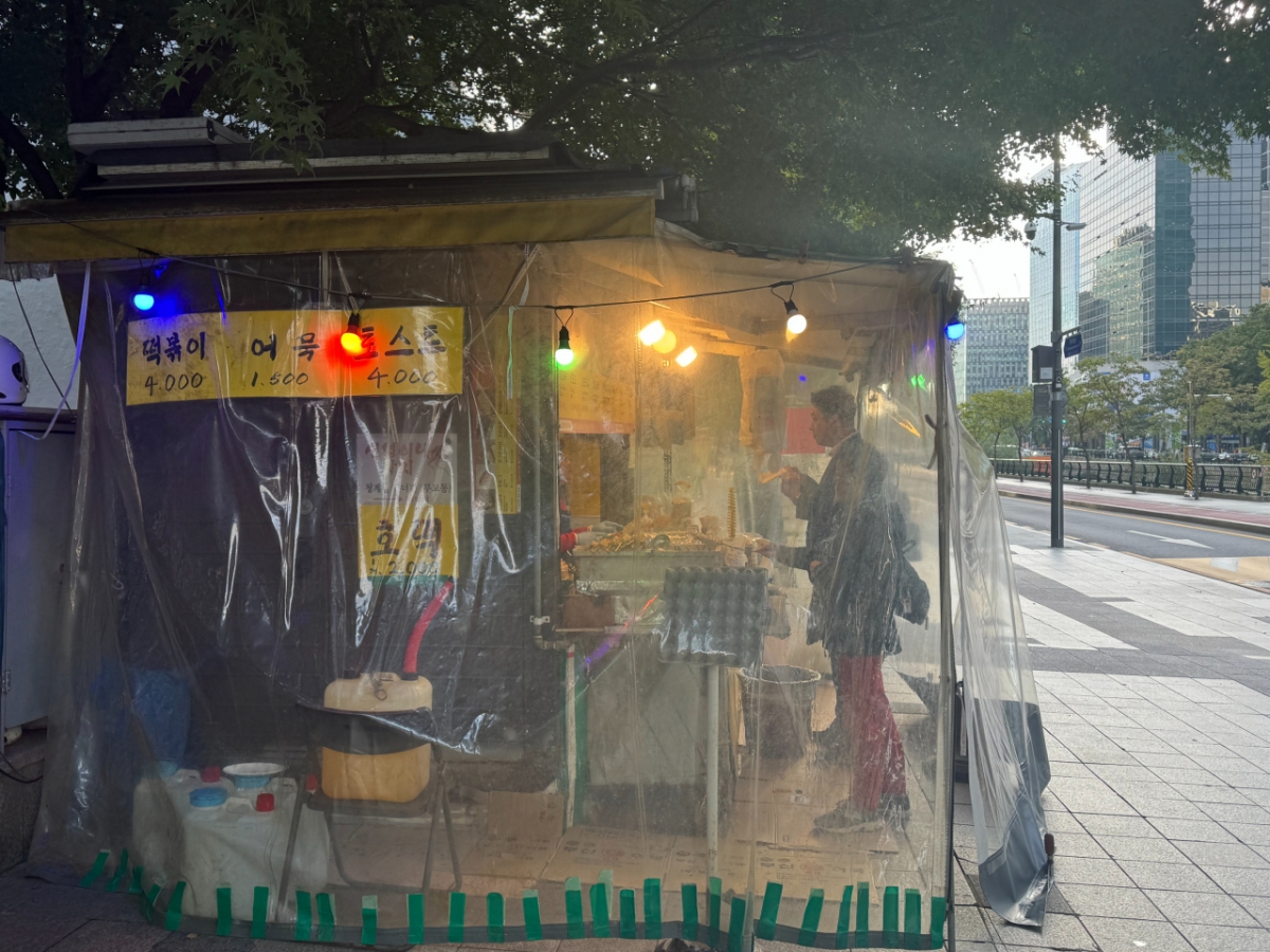 21일 오전 서울 광화문 인근 포장마차에서 시민들이 겨울청 인기 간식인 어묵 등을 먹으며 몸을 녹이는 중이다./사진=최문혁 기자.