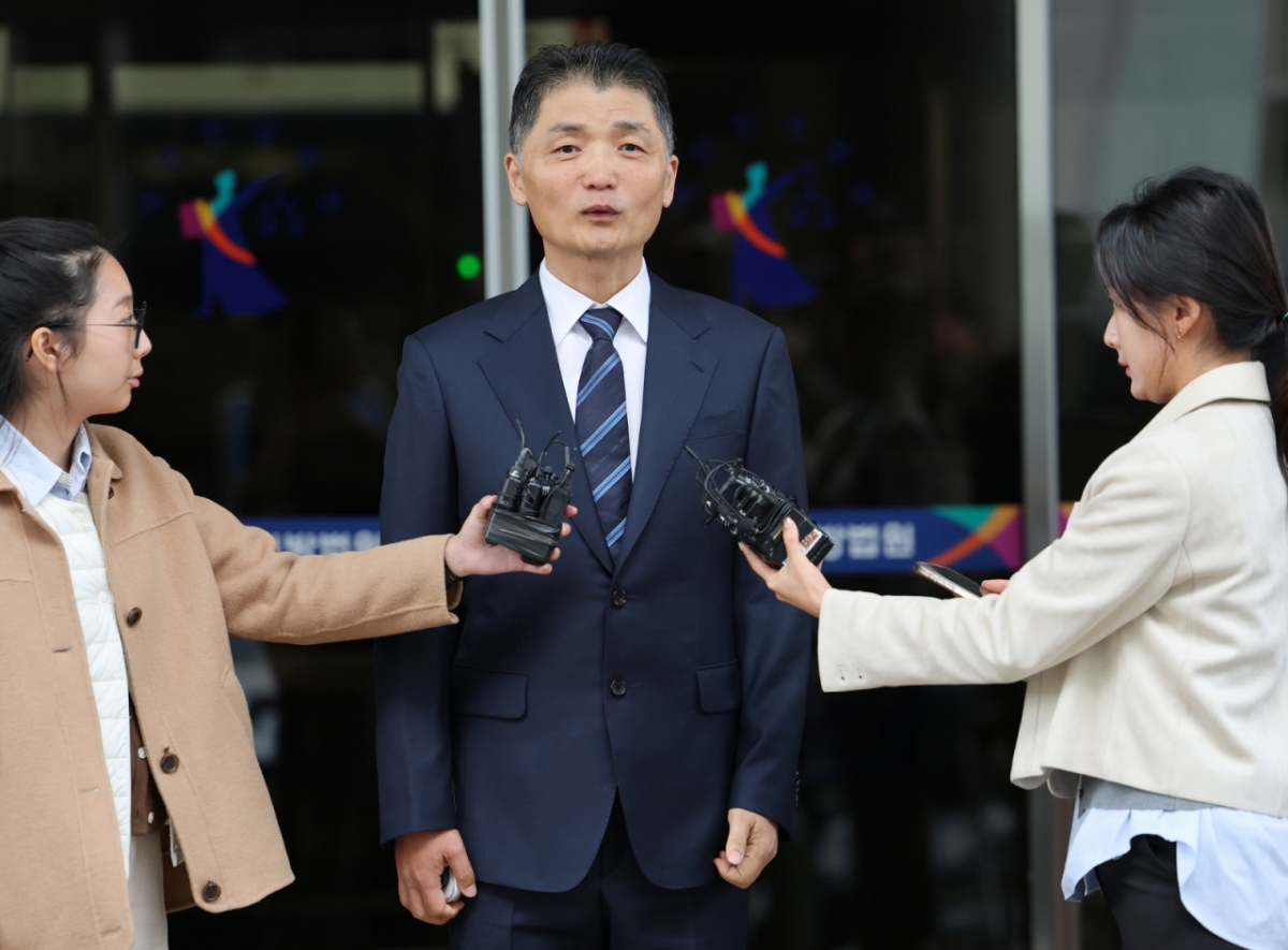 김범수 카카오 창업자가 21일 서울 양천구 서울남부지방법원에서 열린 자본시장법 위반 1심 선고 공판에서 무죄를 선고받은 후 심경을 밝히고 있다. /사진=뉴스1.