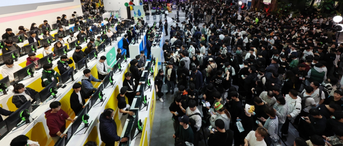 국제게임전시회 '지스타(G-star) 2024'가 개막한 지난해 11월14일 부산 해운대구 벡스코 제1전시장을 찾은 관람객들이 신작 게임을 즐기고 있다. /사진=뉴시스