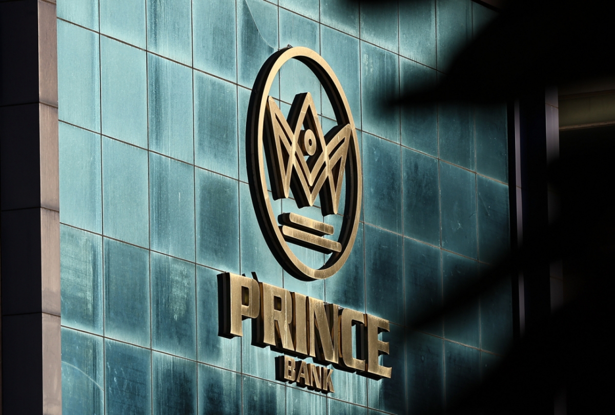 지난 17일(현지시간) 캄보디아 온라인스캠범죄단지인 '태자단지' 운영 등 조직적 범죄의 배후로 알려진 프린스그룹에서 운영하는 프린스 은행의 모습.  프린스그룹은 캄보디아에서 온라인 금융 사기와 인신매매, 불법감금 및 고문 등을 주도한 혐의로 미국·영국의 제재를 받기도 했다./사진=뉴스1