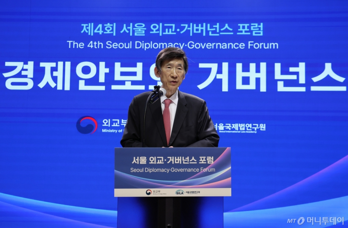 [서울=뉴시스] 황준선 기자 = 윤병세 서울국제법연구원 이사장(전 외교부장관)이 12일 오후 서울 중구 영원무역 명동사옥에서 열린 제4회 서울 외교·거버넌스 포럼 경제안보와 거버넌스에서 환영사를 하고 있다. 2024.12.12. 