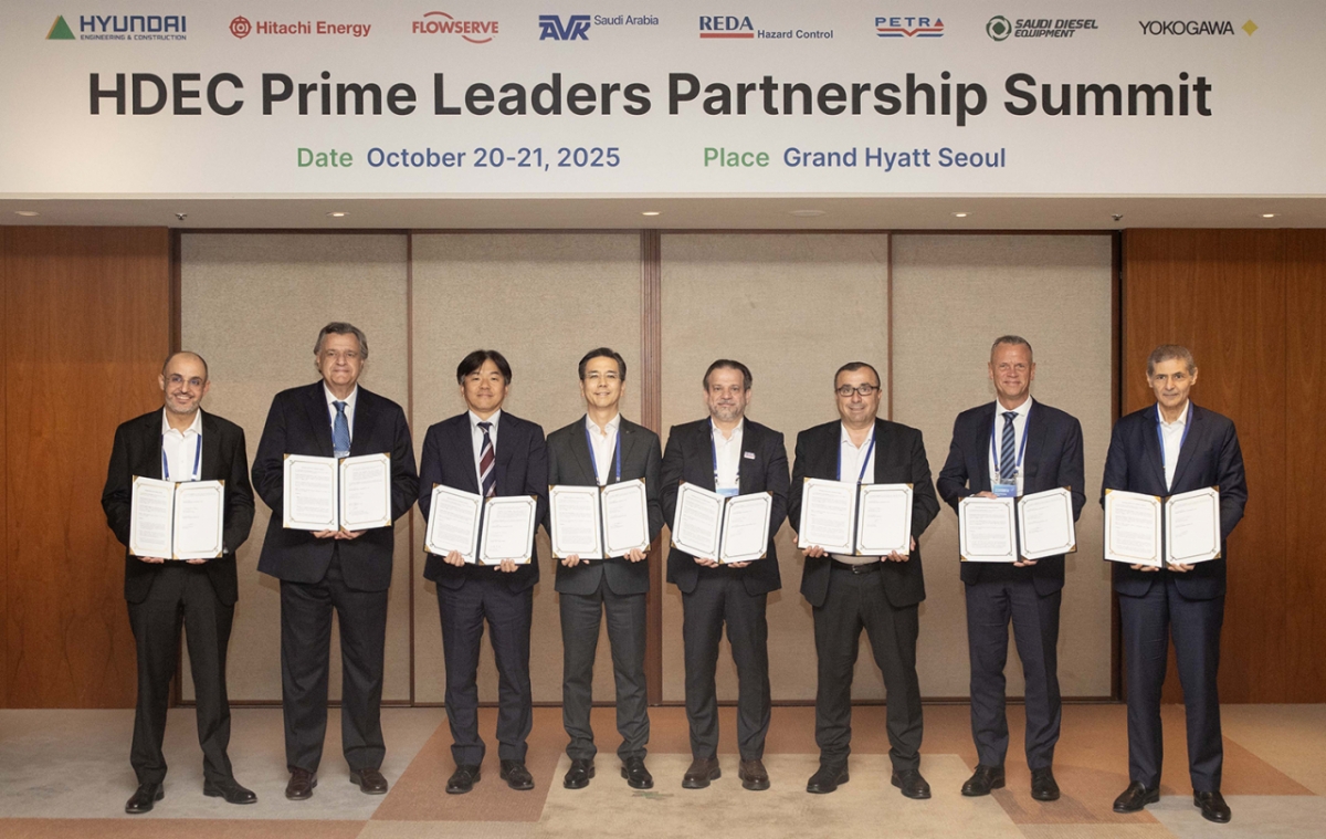 이달 20일 현대건설은 서울 용산구 그랜드 하얏트 호텔에서 사우디아라비아 내 전략 파트너사 7곳과 업무협약(MOU)을 체결했다. 협력사는 왼쪽부터 히타치에너지 KSA, 플로우서브 알루사이드, 요코가와 사우디, 레다 해저드 컨트롤, 페트라, AVK SVM, 사우디 디젤.