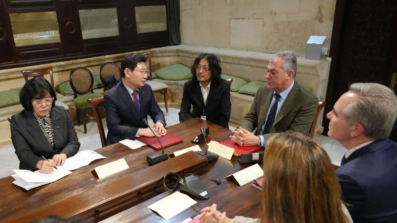 이상일 용인특례시장이 지난해 2월 스페인 세비야 시청에서 호세 루이스 산즈 시장과 우호교류의향서를 교환한 뒤 시 관계자들과 교류 협력 방안을 논의하고 있다./사진제공=용인시